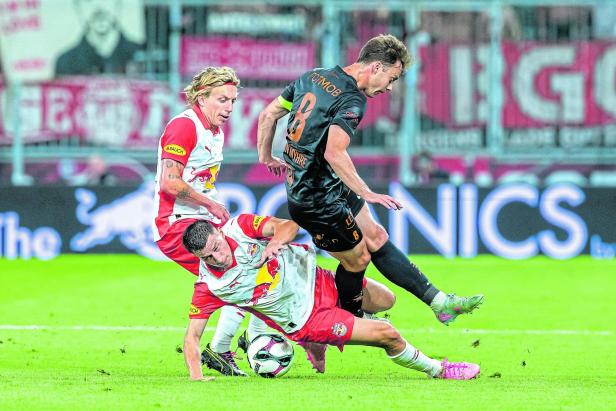 Fußballspieler im Zweikampf während des UEFA Champions League Qualifikationsspiels Red Bull Salzburg gegen Brann Bergen.