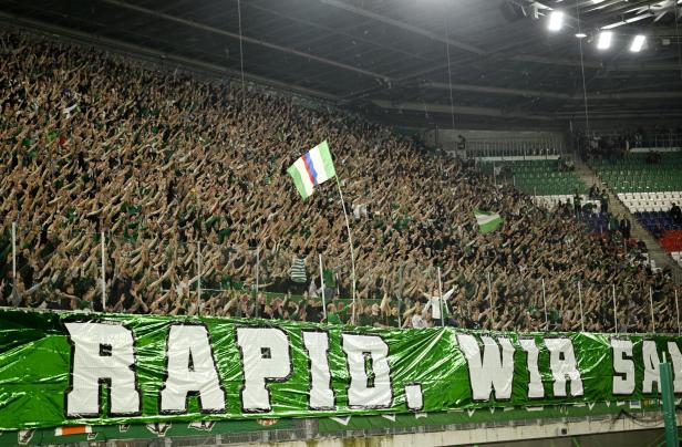 Zuschauer im Stadion feuern Rapid Wien im Viertelfinale der Conference League gegen Djurgarden an.