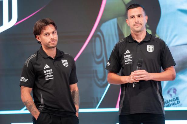 Zwei Männer, Horvath und Sacramento, bei einer Pressekonferenz der Bundesliga vor Saisonstart.
