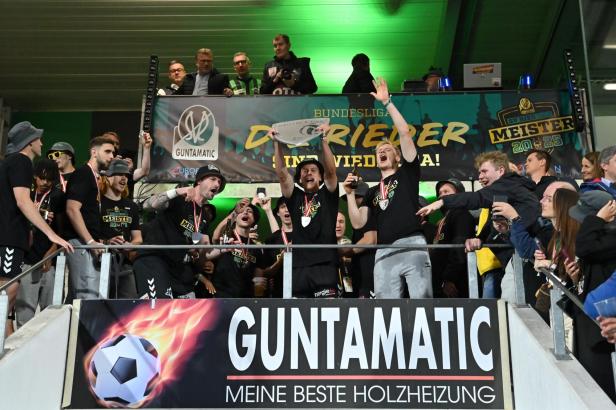 Die Mannschaft von SV Guntamatic Ried feiert den Meistertitel 2024/25.