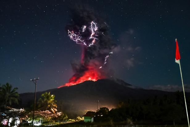 Feuriges Paradies INDONESIA-VOLCANO