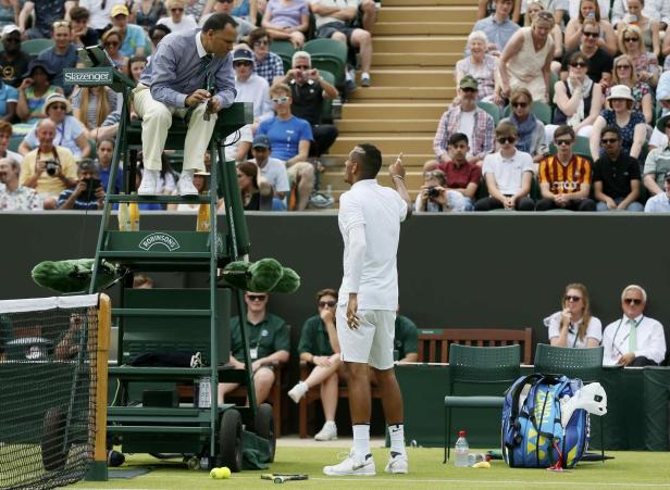Nick Kyrgios diskutiert mit dem Schiedsrichter während eines Tennisspiels.