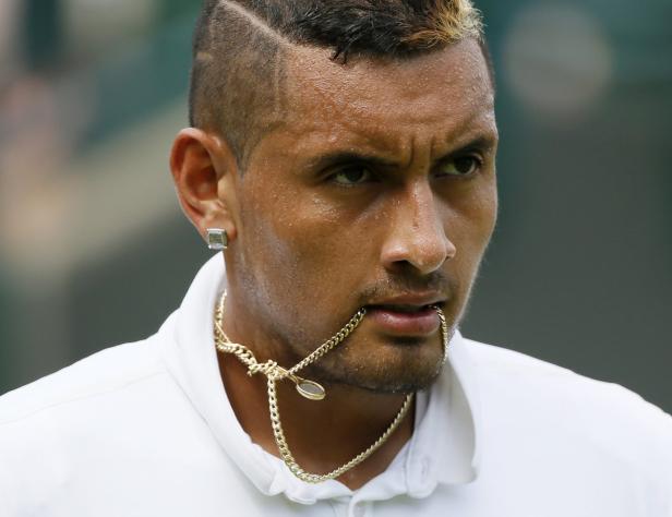 Nahaufnahme von Nick Kyrgios mit einer Goldkette im Mund.