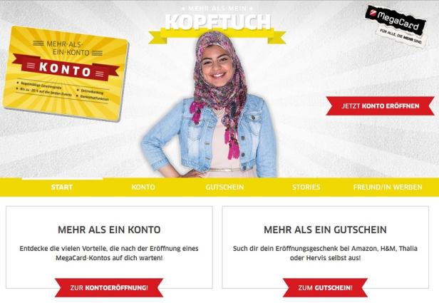 MegaCard - Bank Austria - Werbekampagne - Sujet Kopftuch Sarah - Robin de Bois Eine lächelnde Frau mit Kopftuch wirbt für ein MegaCard-Konto.
