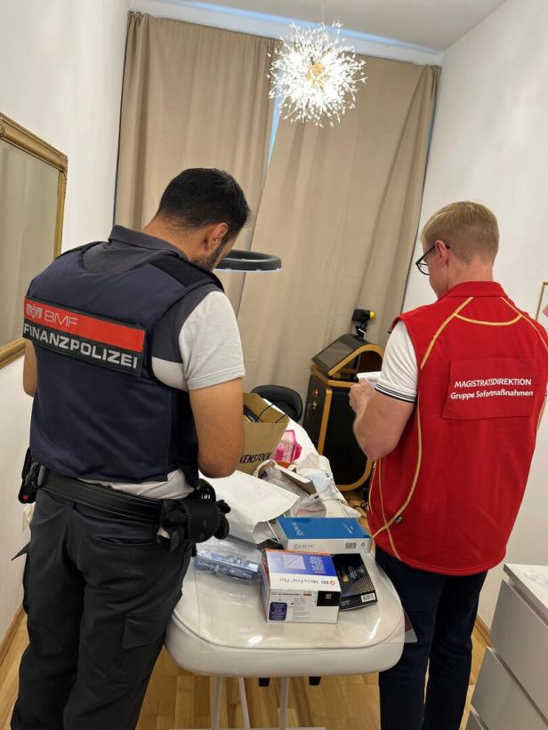 Zwei Männer von Magistrat und Finanzpolizei bei Einsatz