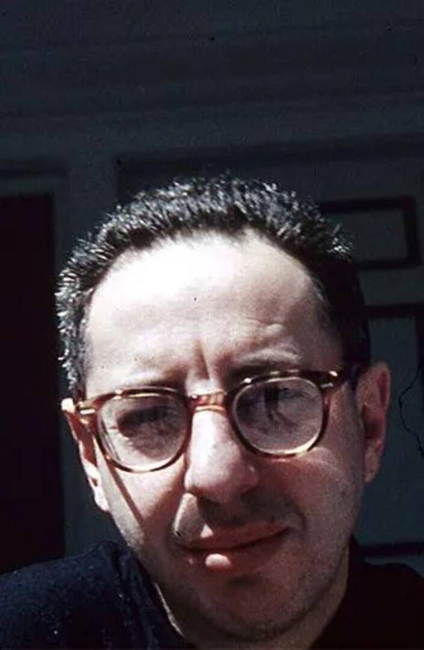 Ein Mann mit Brille blickt in die Kamera.