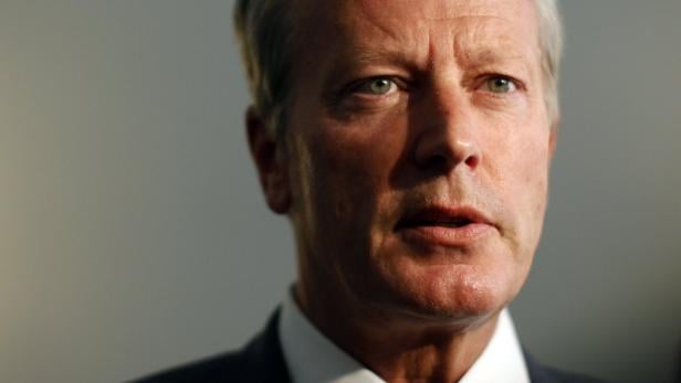 Nahaufnahme eines Mannes mit hellen Haaren und Anzug.