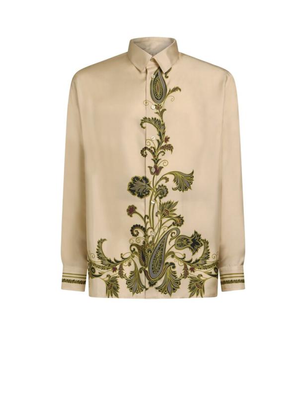 Ein helles Hemd mit einem floralen Paisley-Muster auf der Vorderseite.
