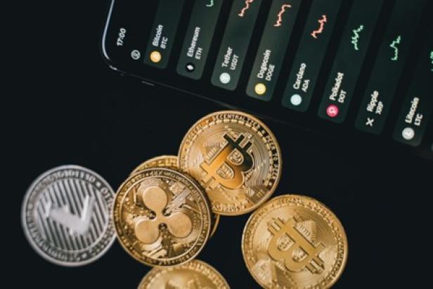 Bitcoin und andere Kryptowährungen werden auf einem Smartphone angezeigt.