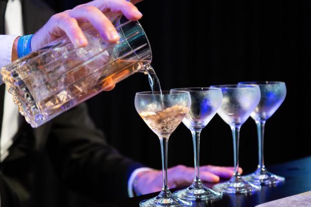 Gläser, die mit Alkohol befüllt werden