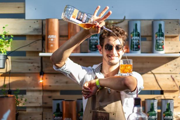 Barkeeper schenkt Drink ein