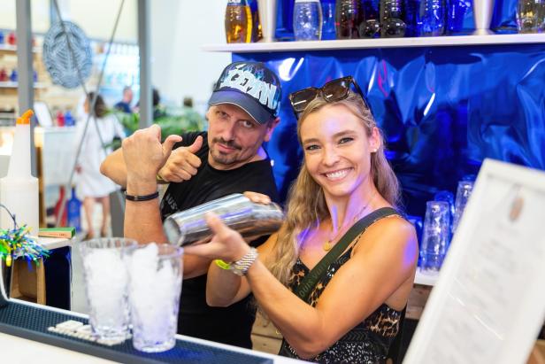 Barkeeperin beim Shaken eines Drinks