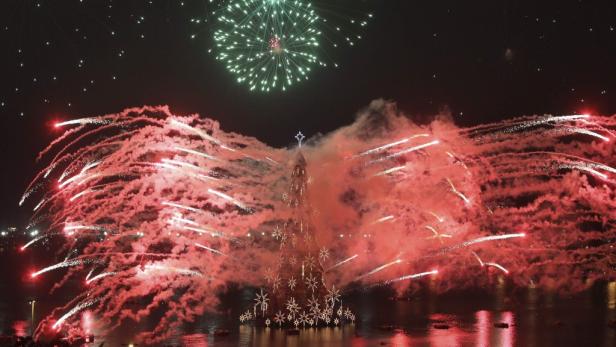 Schwimmender Christbaum verzückt Rio