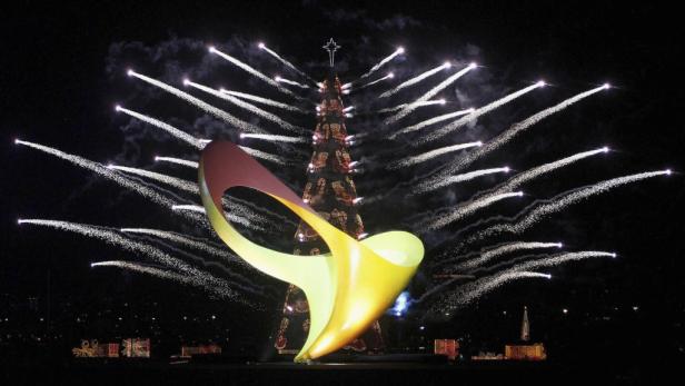 Schwimmender Christbaum verzückt Rio