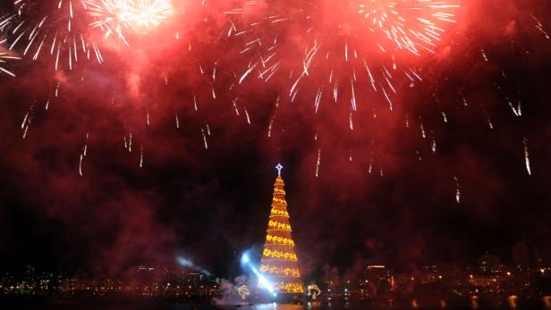 Schwimmender Christbaum verzückt Rio