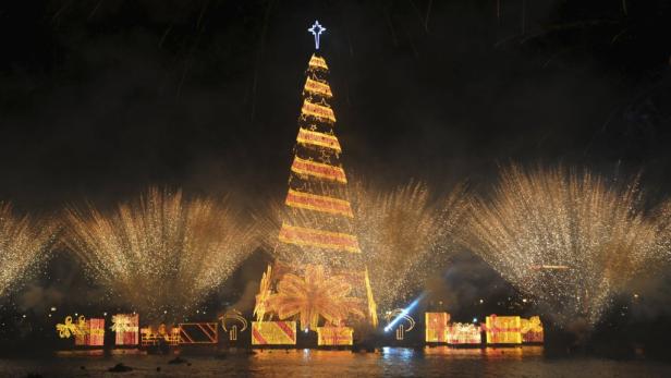 Schwimmender Christbaum verzückt Rio