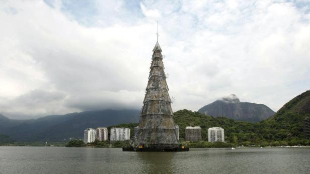 Schwimmender Christbaum verzückt Rio