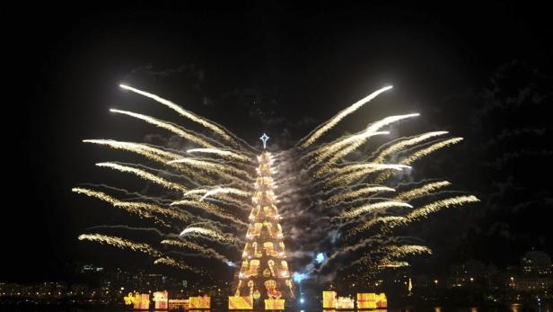 Schwimmender Christbaum verzückt Rio