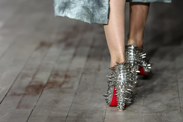 Schuhe mit silbernen Nieten auf dem Laufsteg der Weisanto Herbst/Winter Kollektion 2025-2026.
