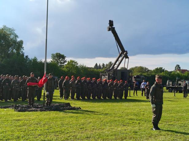 Soldaten bei der Angelobung in Großharras.