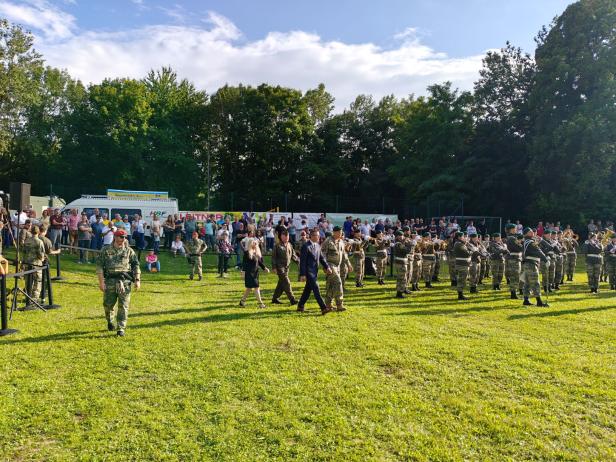 Eine Angelobung in Großharras mit Militärkapelle und Zuschauern.