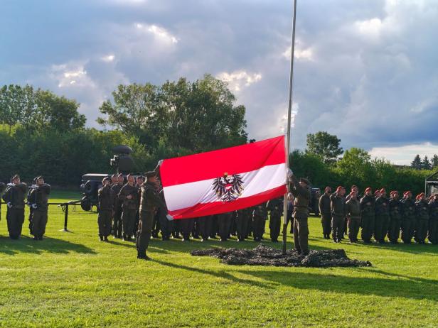 Soldaten hissen die österreichische Flagge bei der Angelobung in Großharras.