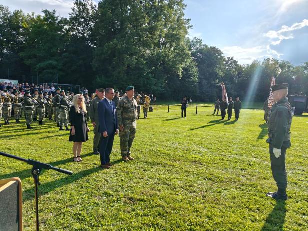 Eine Angelobung in Großharras mit Soldaten und Zivilisten.