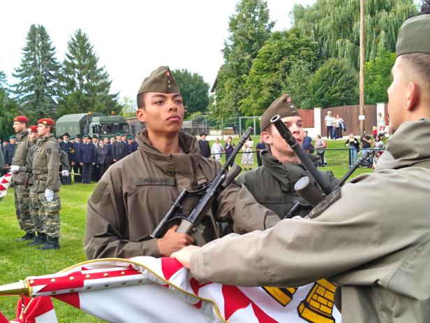 Soldaten bei der Angelobung in Großharras.