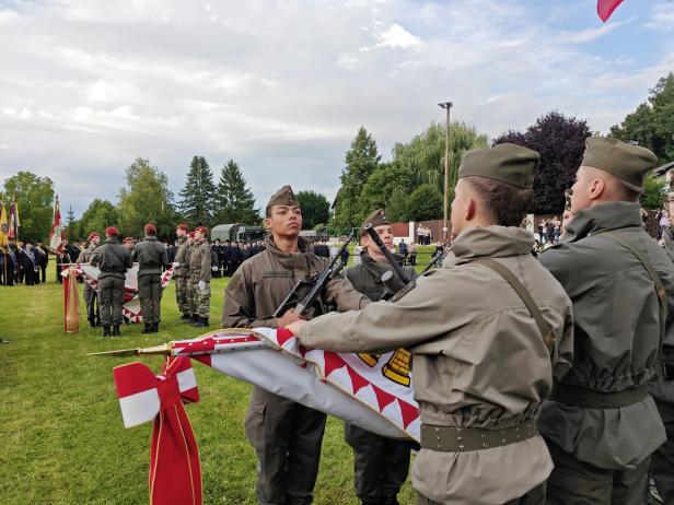 Soldaten bei der Angelobung in Großharras.