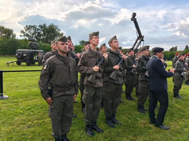 Soldaten des österreichischen Bundesheeres bei der Angelobung in Großharras.