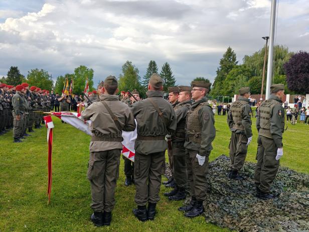 Soldaten bei der Angelobung in Großharras.