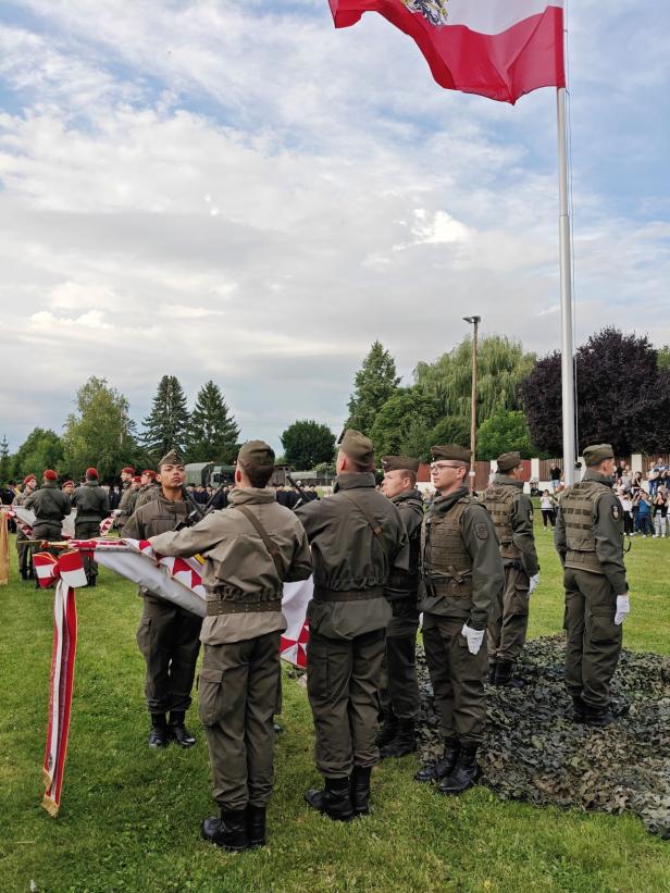 Soldaten hissen die österreichische Flagge bei der Angelobung in Großharras.