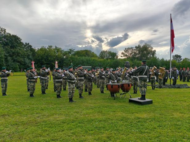Eine Militärkapelle spielt auf einer grünen Wiese in Großharras.