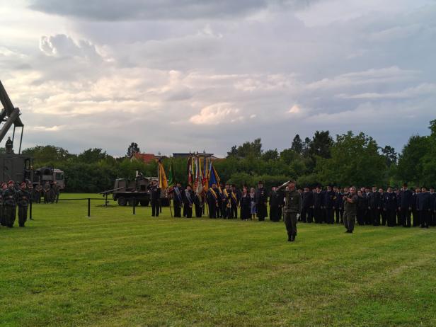 Soldaten und Zivilisten bei der Angelobung in Großharras.