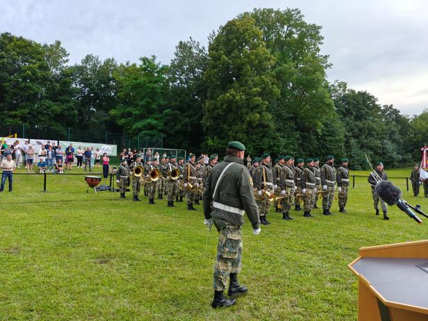 Eine Militärkapelle steht zur Angelobung in Großharras bereit.