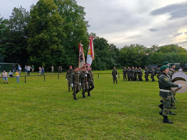 Soldaten marschieren bei der Angelobung in Großharras.