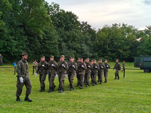 Soldaten marschieren bei der Angelobung in Großharras.