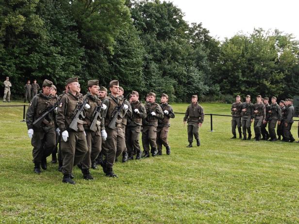 Soldaten in Uniform marschieren bei der Angelobung in Großharras.