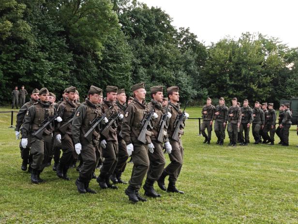 Soldaten in Uniform nehmen an der Angelobung in Großharras teil.