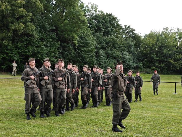 Soldaten in Uniform nehmen an der Angelobung in Großharras teil.