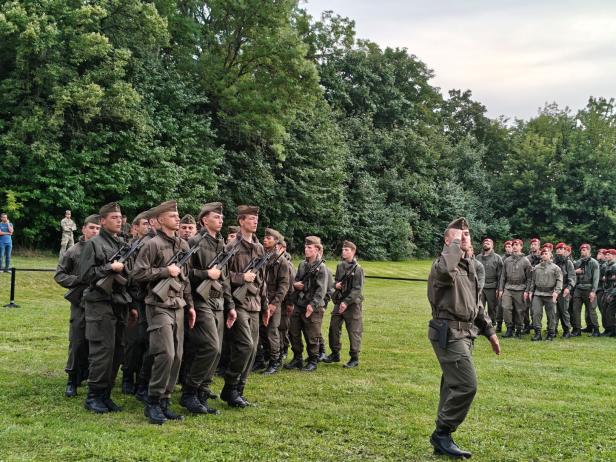 Soldaten in Uniform stehen bei der Angelobung in Großharras Gewehr bei Fuß.