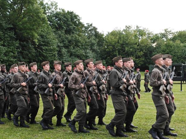 Soldaten in Uniform marschieren während der Angelobung in Großharras.