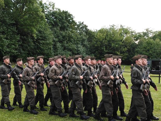 Soldaten marschieren bei der Angelobung in Großharras.