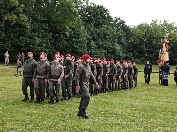 Soldaten in Uniform und roten Baretts bei der Angelobung in Großharras.