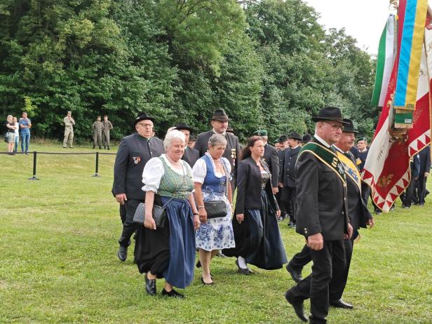 Eine Gruppe von Menschen in Tracht nimmt an der Angelobung in Großharras teil.