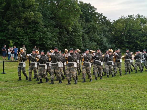 Eine Militärkapelle spielt bei der Angelobung in Großharras.