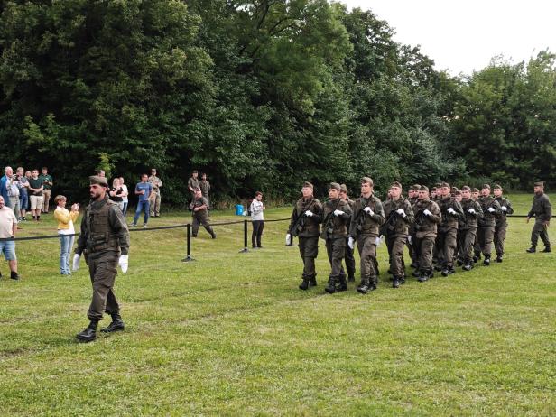 Soldaten marschieren bei der Angelobung in Großharras.