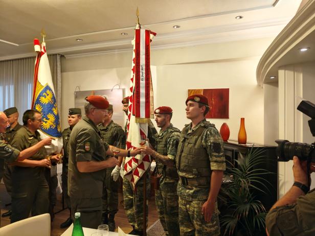 Soldaten der Angelobung Großharras stoßen mit Wein auf die Zeremonie an.