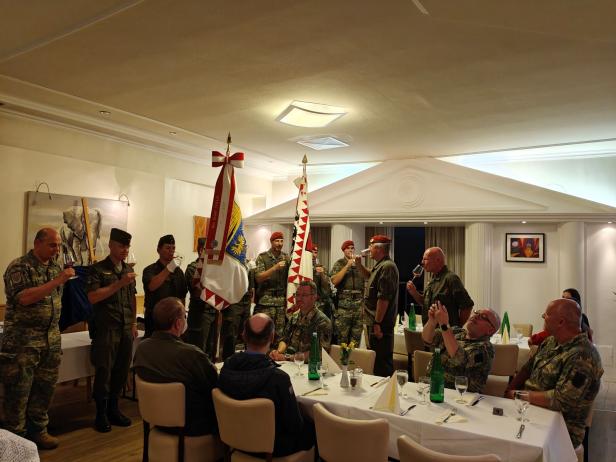 Soldaten erheben ihre Gläser bei einer Angelobung in Großharras.