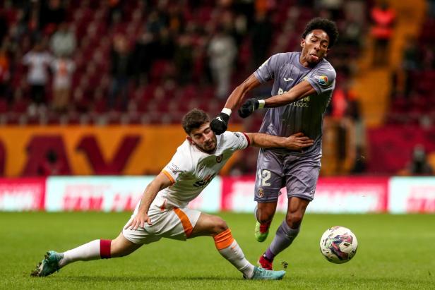 Friendly - Galatasaray vs Villarreal CF Zwei Fußballspieler kämpfen um den Ball während des Spiels Galatasaray gegen Villarreal CF.